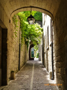 Passagem que utilizei para chegar ao decepcionante jardim.