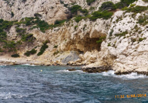 Imaginar que o esse encontro do mar com a base da montanha acontece há milhões de anos...
